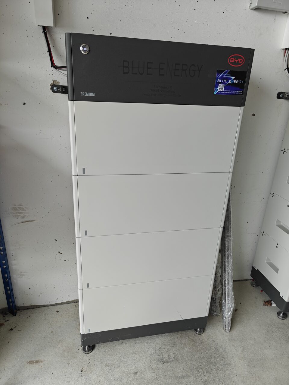 Fertig aufgebauter BYD Batteriespeicher mit vier Modulen an der Wand, Rot am See