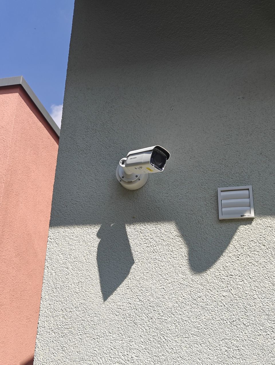 Montierte Überwachungskamera an der Fassade eines Gebäudes in Niederstetten